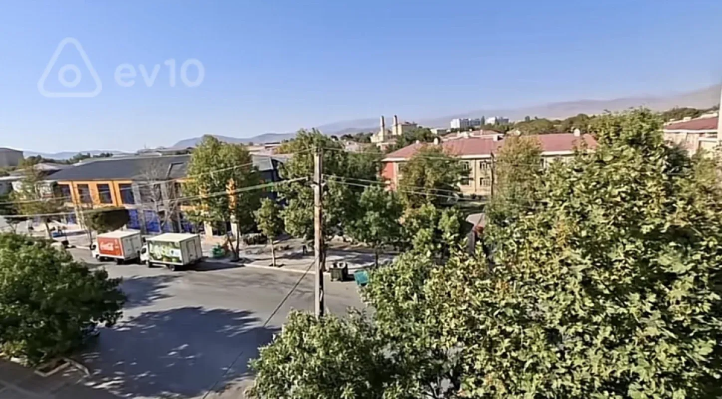 Satılır 4 otaqlı köhnə tikili 100 m²