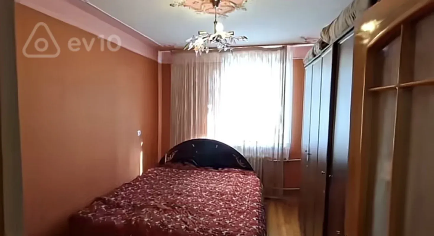 Satılır 4 otaqlı köhnə tikili 100 m²