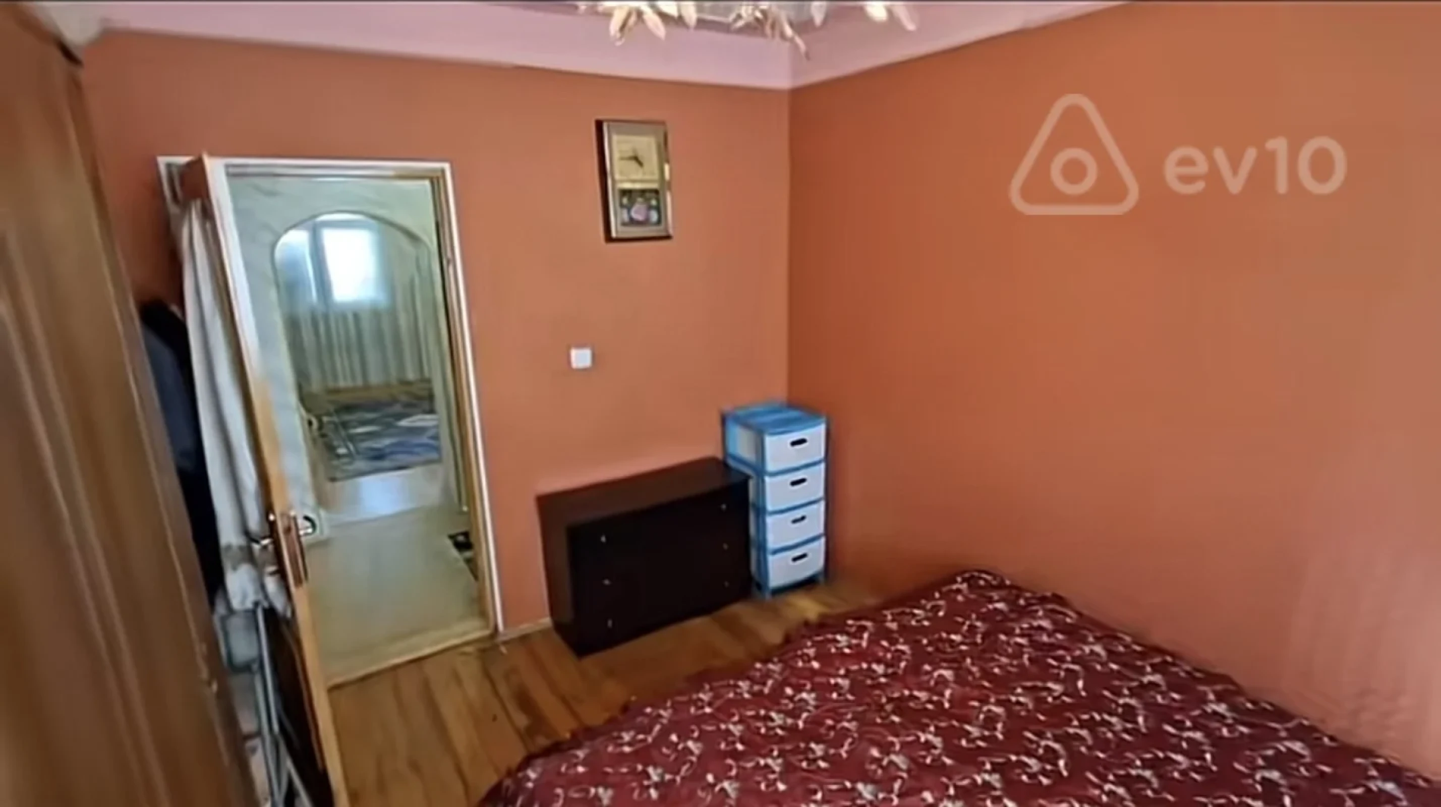 Satılır 4 otaqlı köhnə tikili 100 m²