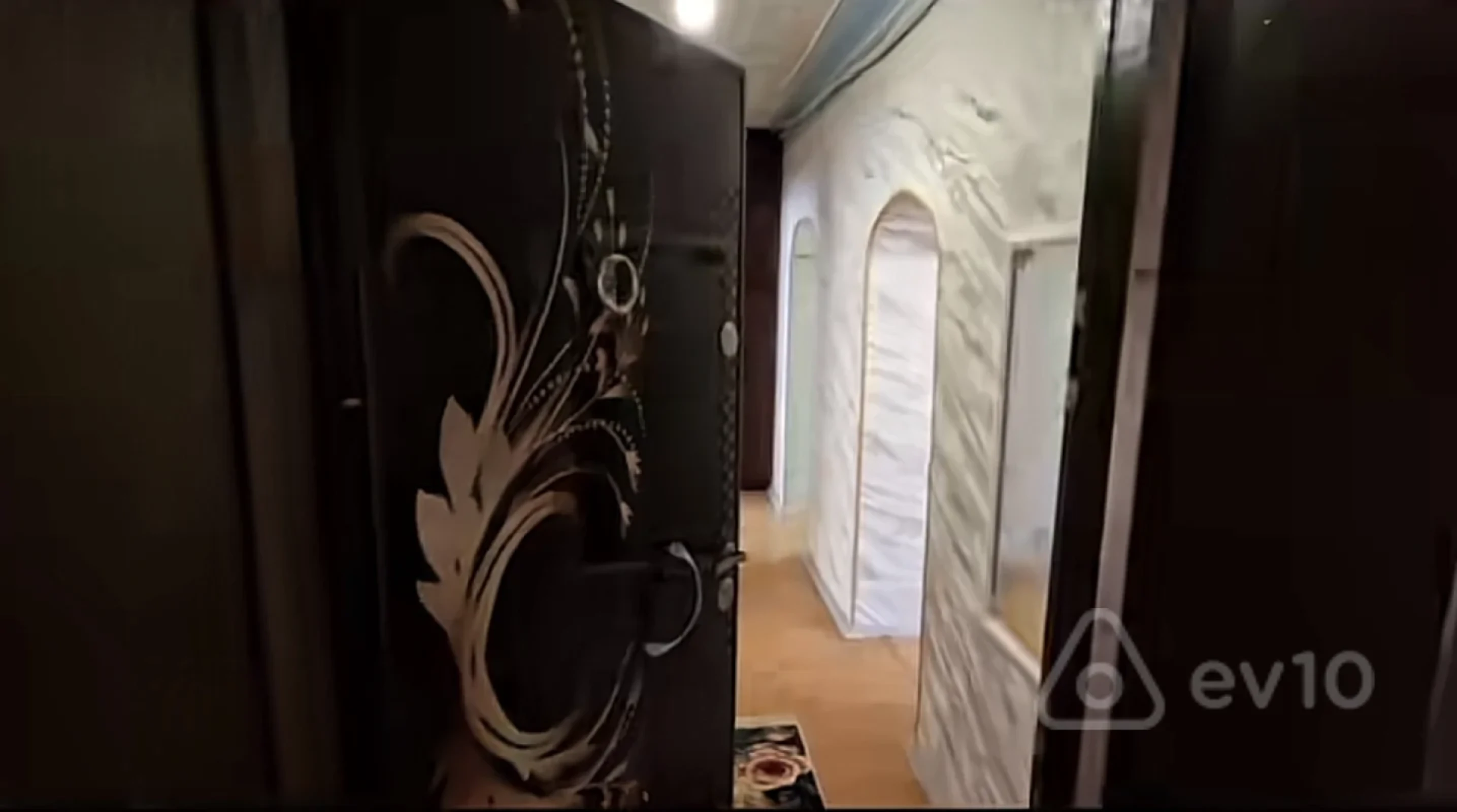 Satılır 4 otaqlı köhnə tikili 100 m²