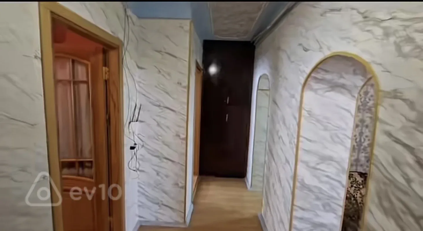 Satılır 4 otaqlı köhnə tikili 100 m²