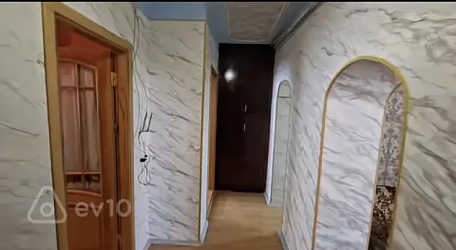 Satılır 4 otaqlı köhnə tikili 100 m²