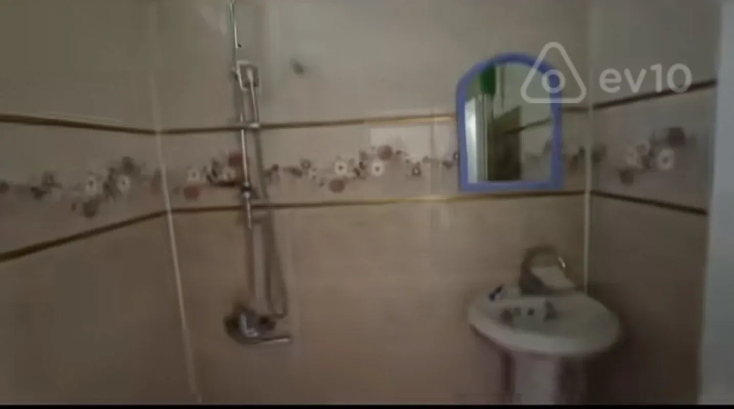 Satılır 4 otaqlı köhnə tikili 100 m²