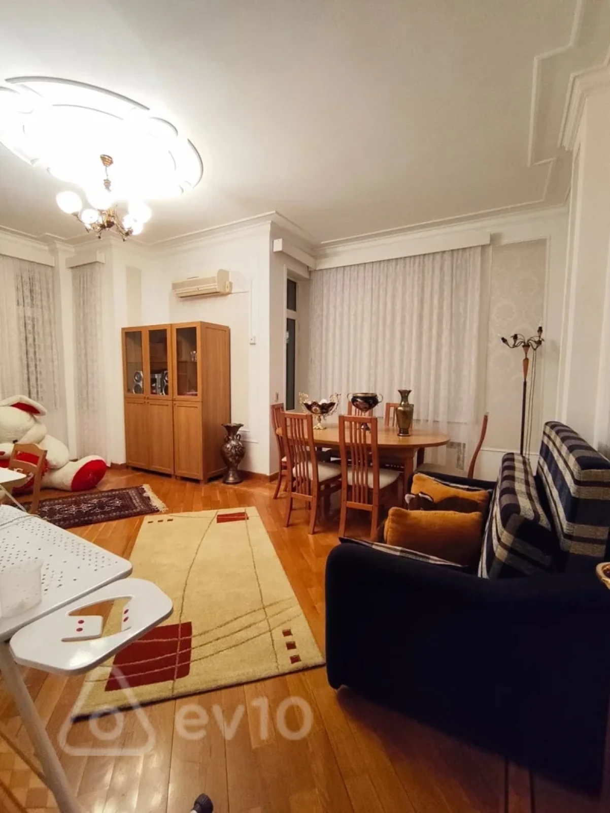 Kirayə verilir 4 otaqlı yeni tikili 200 m²