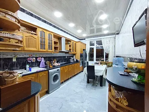 Kirayə verilir 4 otaqlı yeni tikili 200 m²