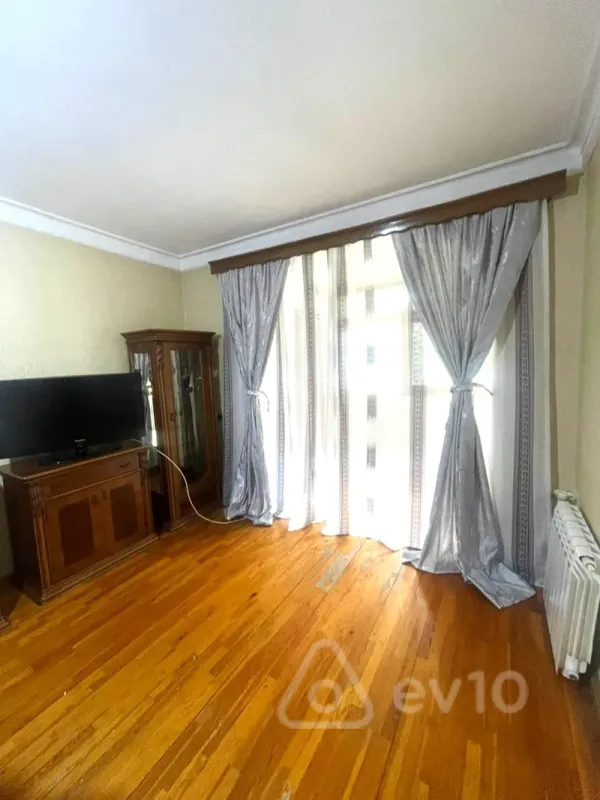 Kirayə verilir 2 otaqlı köhnə tikili 45 m²
