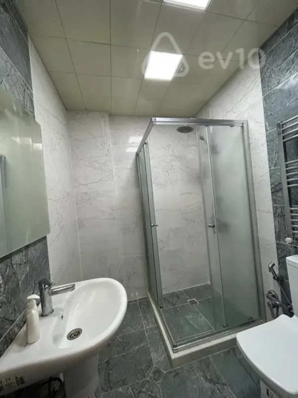 Kirayə verilir 2 otaqlı yeni tikili 75 m²