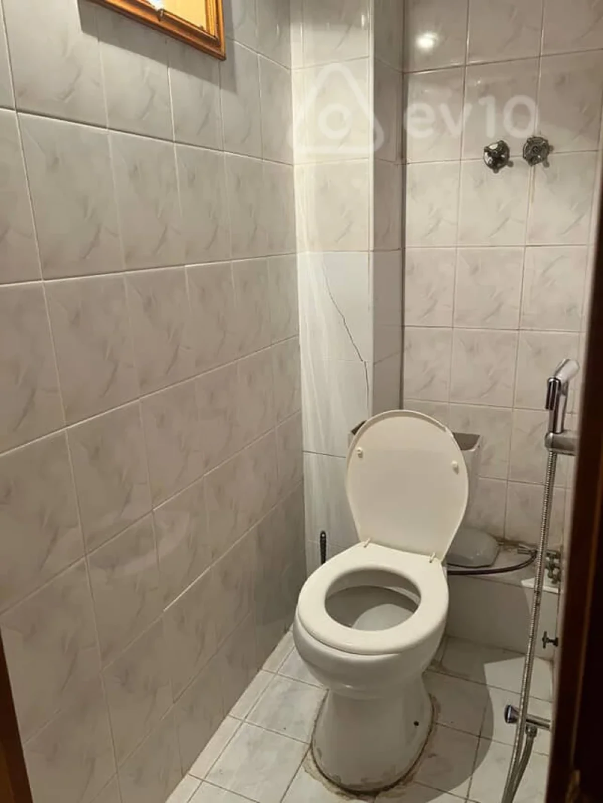 Kirayə verilir 3 otaqlı köhnə tikili 250 m²