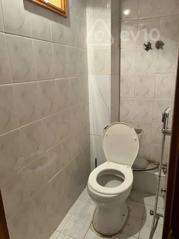 Kirayə verilir 3 otaqlı köhnə tikili 250 m²