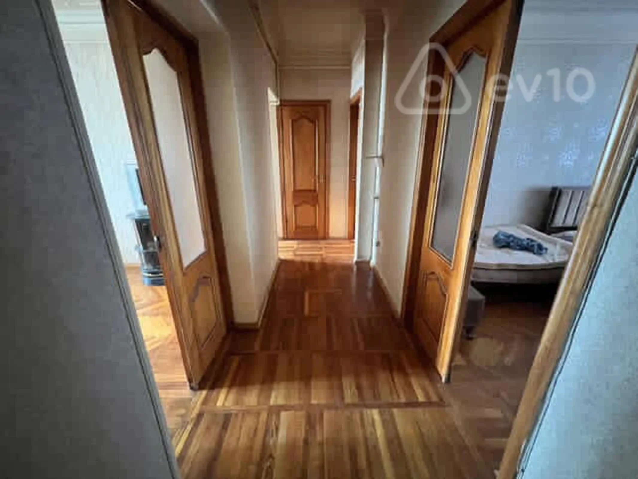 Kirayə verilir 3 otaqlı köhnə tikili 250 m²