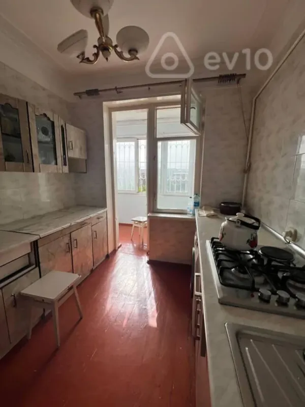Kirayə verilir 3 otaqlı köhnə tikili 250 m²