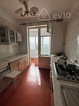 Kirayə verilir 3 otaqlı köhnə tikili 250 m²