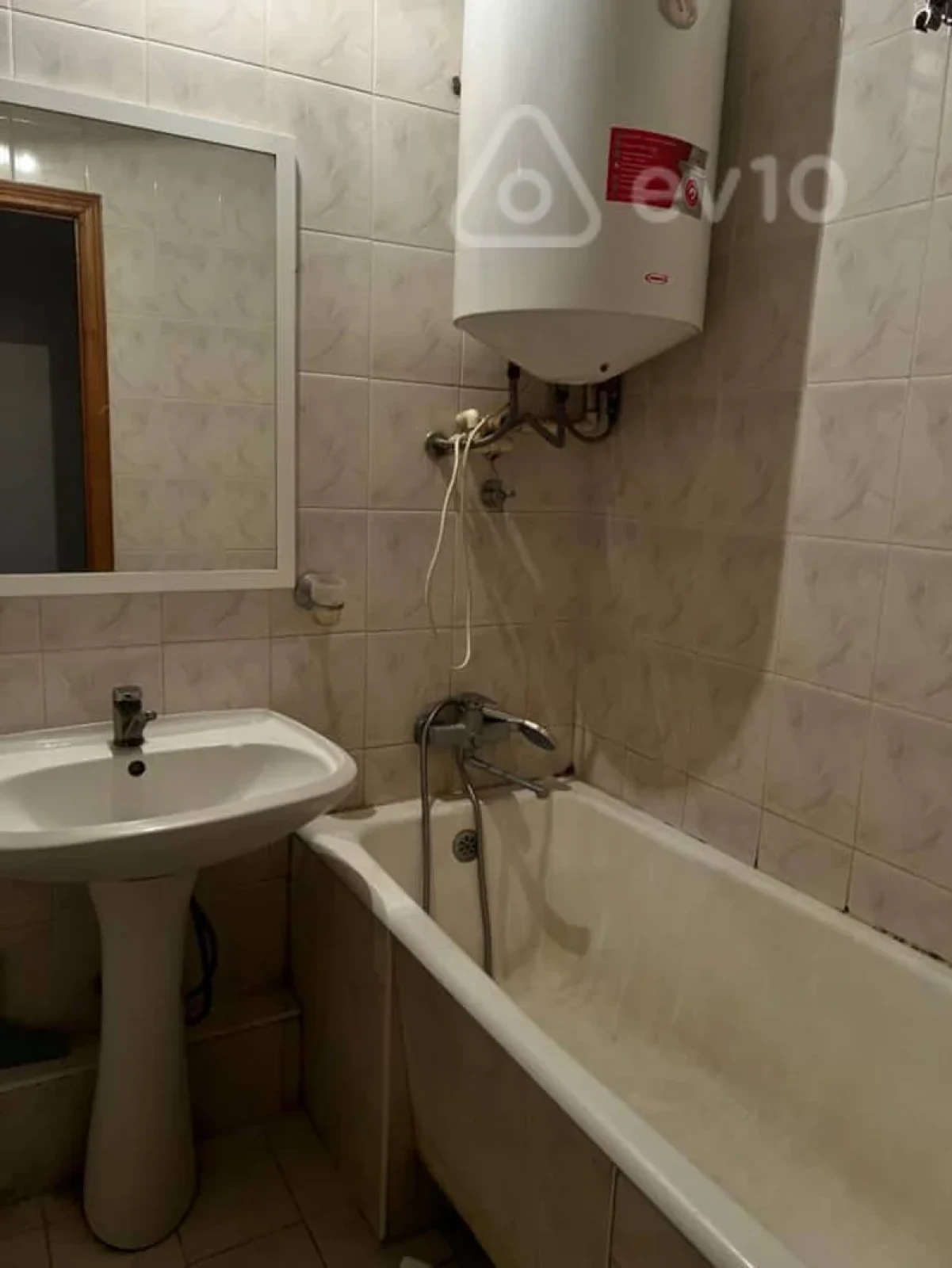 Kirayə verilir 3 otaqlı köhnə tikili 250 m²