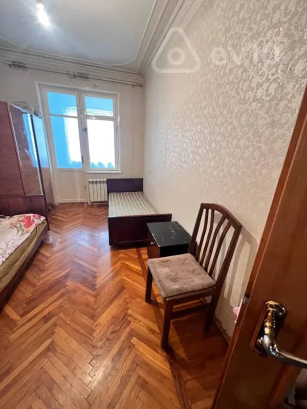 Kirayə verilir 3 otaqlı köhnə tikili 250 m²