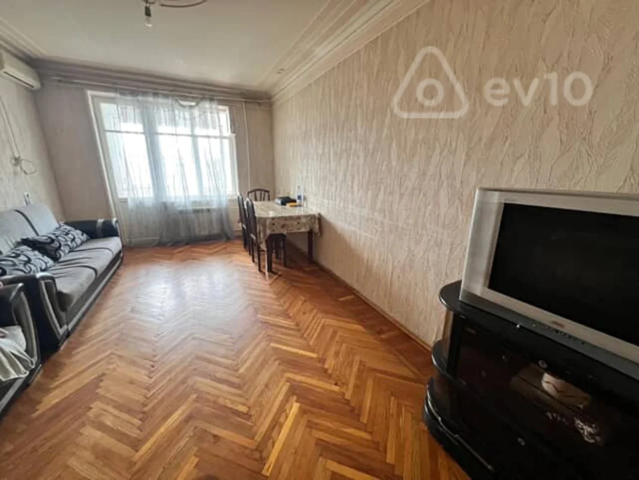 Kirayə verilir 3 otaqlı köhnə tikili 250 m²