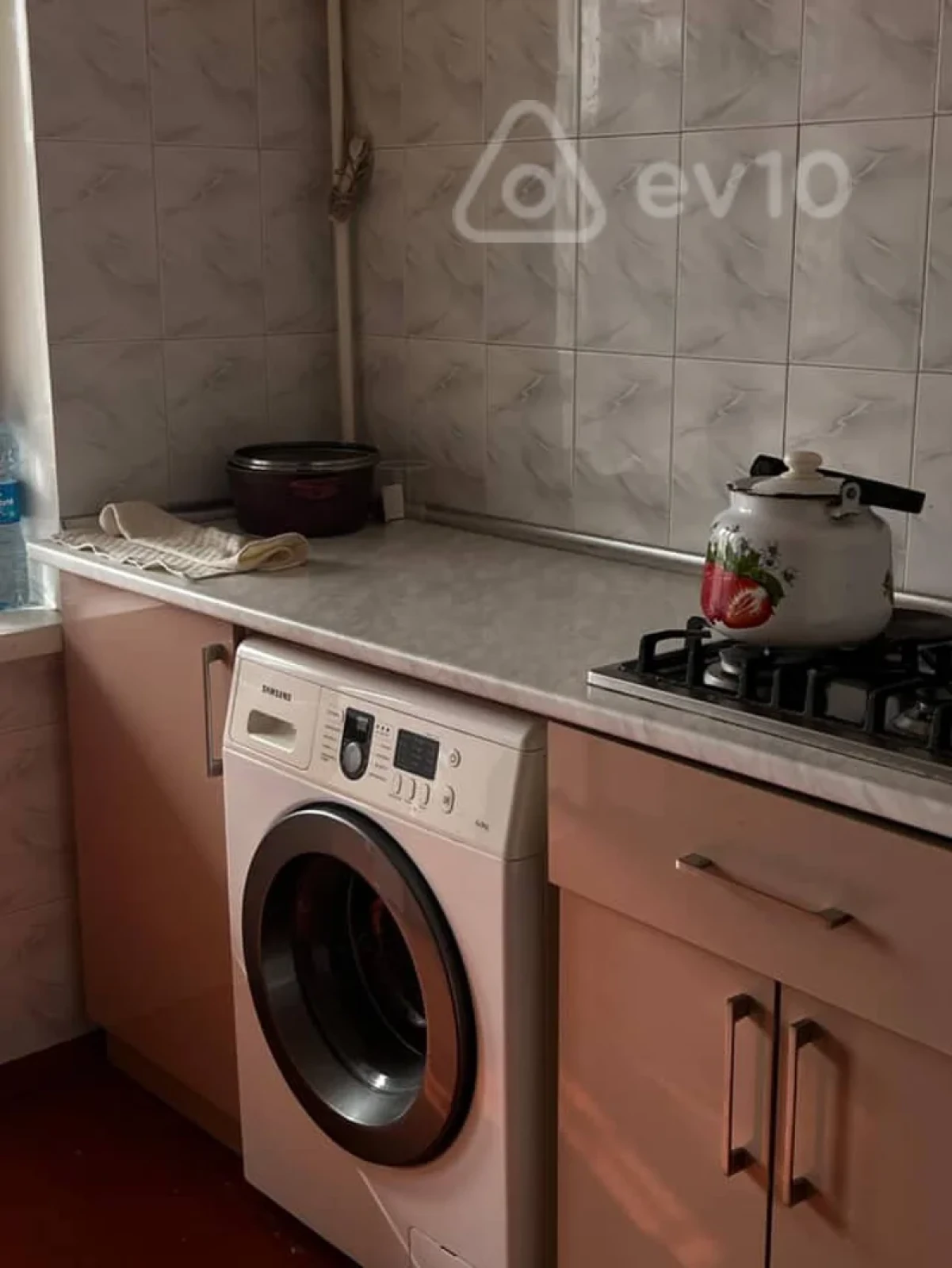 Kirayə verilir 3 otaqlı köhnə tikili 250 m²