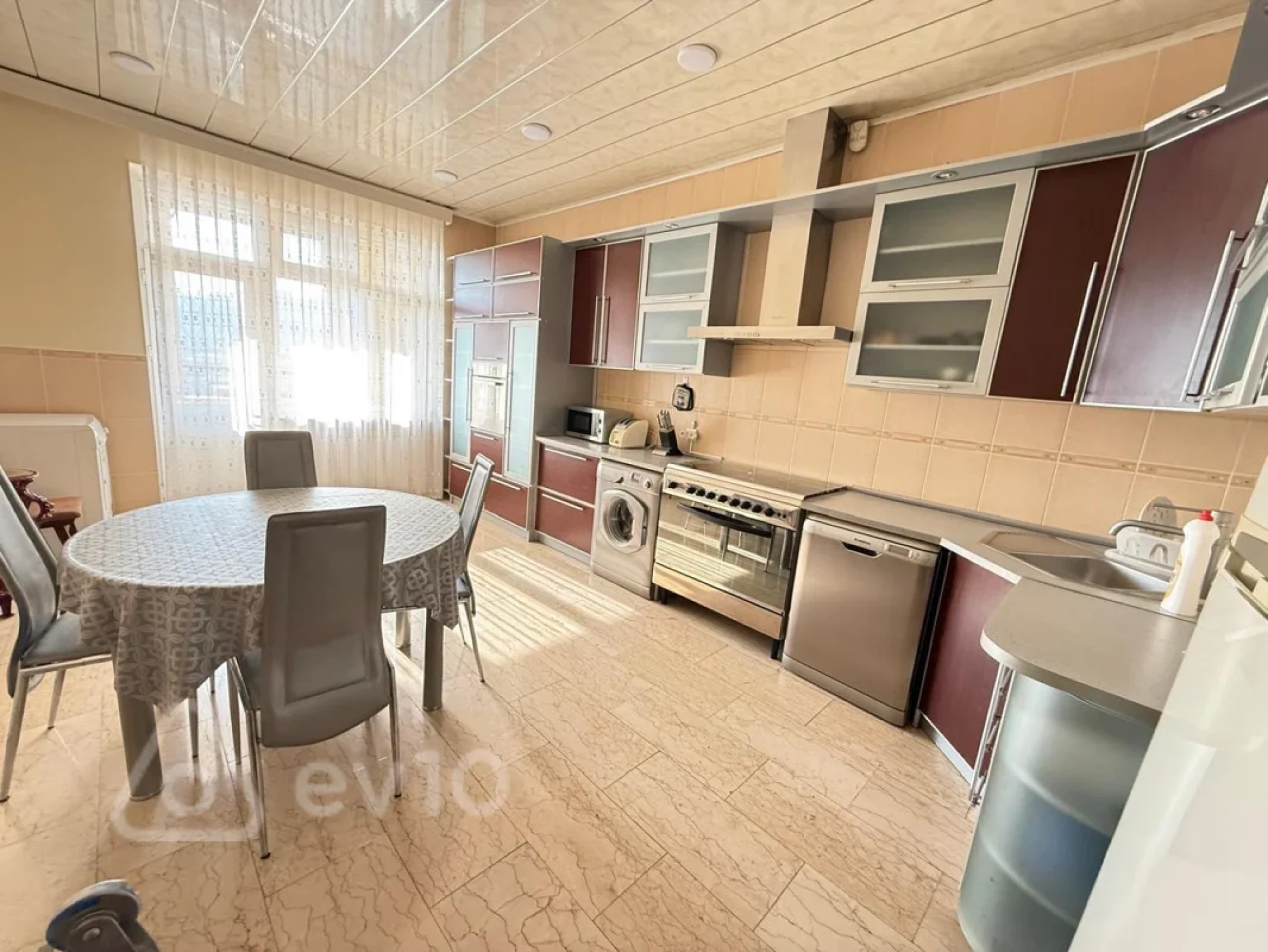 Kirayə verilir 4 otaqlı yeni tikili 200 m²