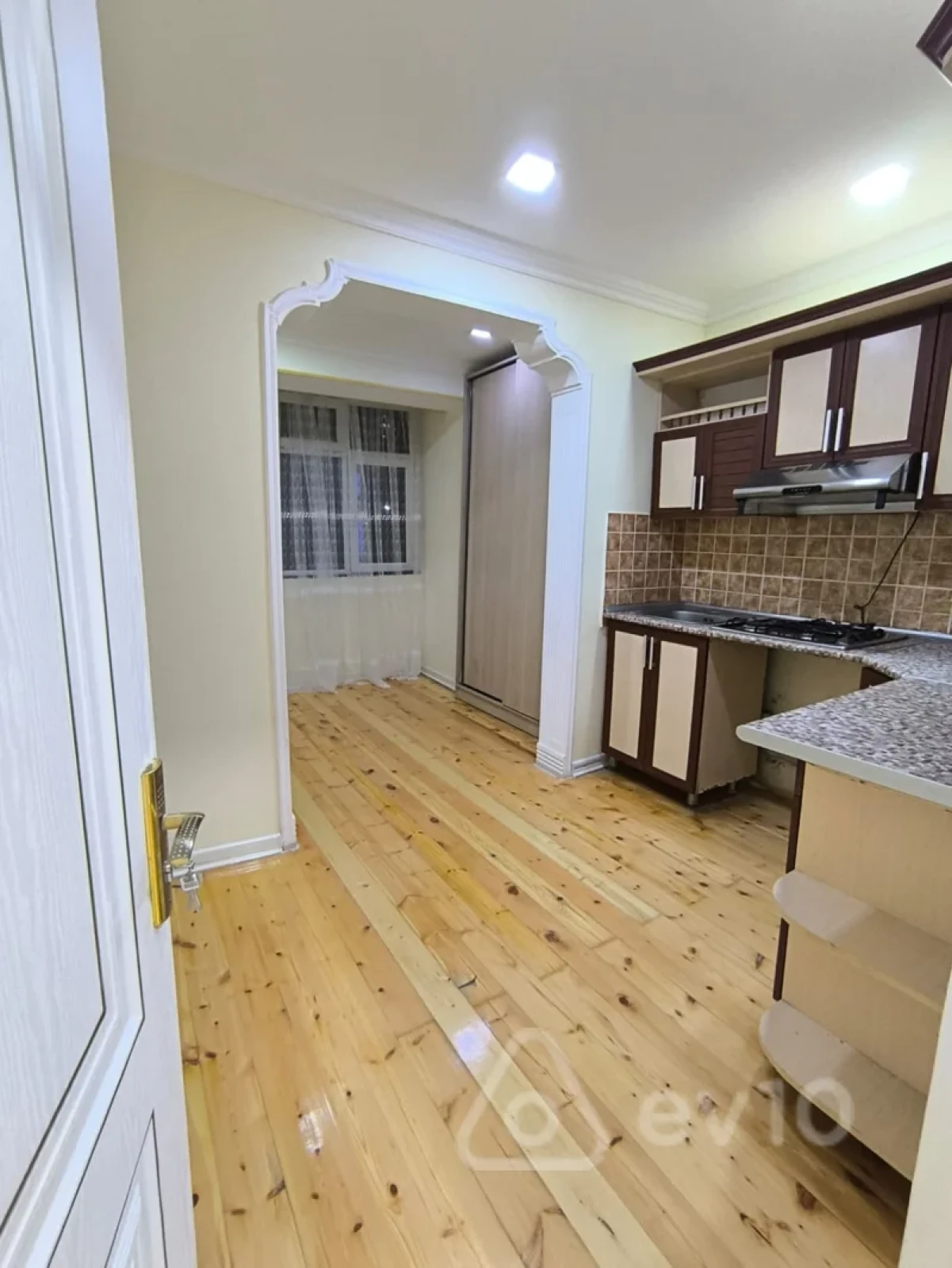 Kirayə verilir 2 otaqlı köhnə tikili 62 m²