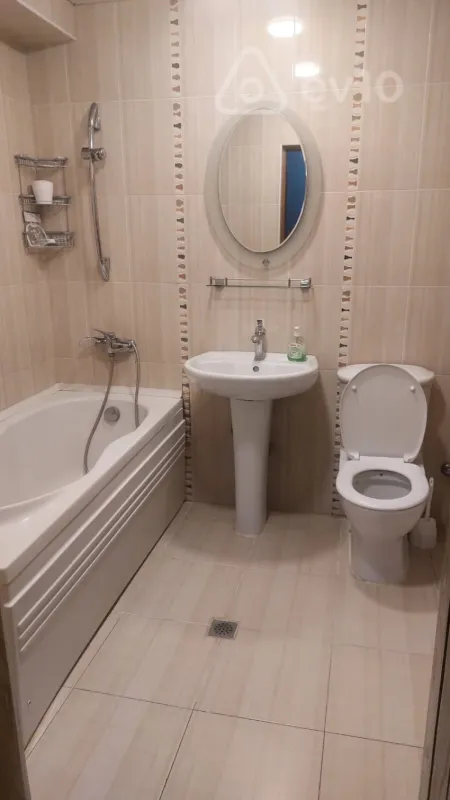 Kirayə verilir 3 otaqlı köhnə tikili 70 m²