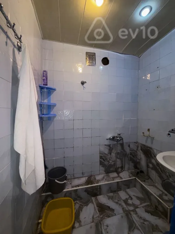 Kirayə verilir 2 otaqlı köhnə tikili 50 m²