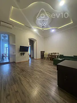 Satılır 3 otaqlı köhnə tikili 110 m²