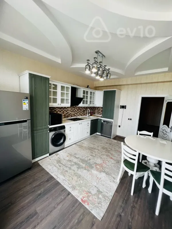 Kirayə verilir 3 otaqlı yeni tikili 140 m²