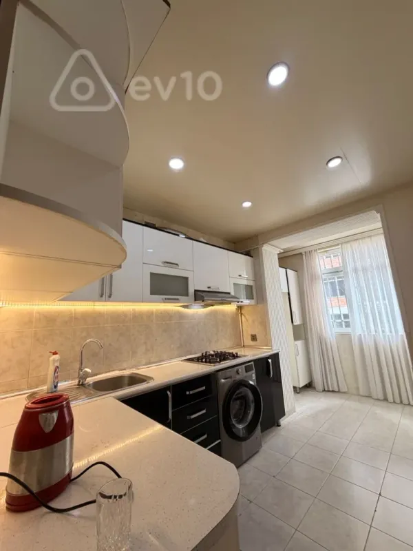Kirayə verilir 3 otaqlı köhnə tikili 90 m²