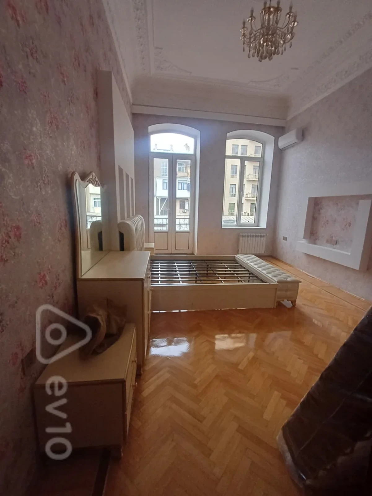 Kirayə verilir 3 otaqlı köhnə tikili 150 m²