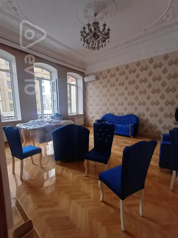 Kirayə verilir 3 otaqlı köhnə tikili 150 m²