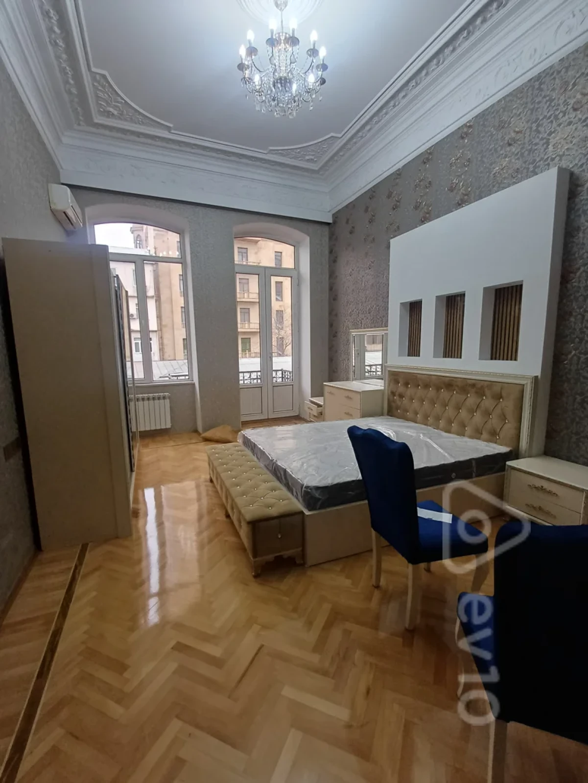 Kirayə verilir 3 otaqlı köhnə tikili 150 m²