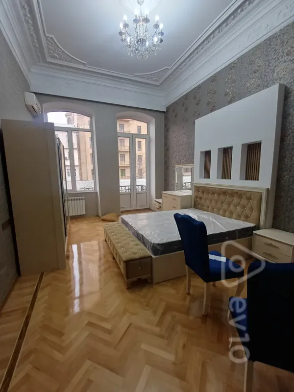 Kirayə verilir 3 otaqlı köhnə tikili 150 m²