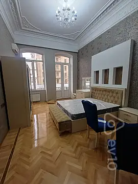 Kirayə verilir 3 otaqlı köhnə tikili 150 m²