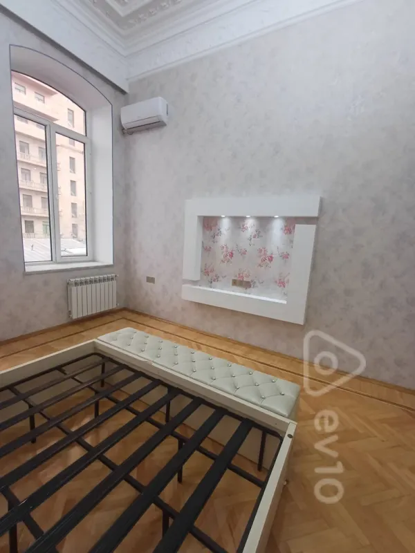 Kirayə verilir 3 otaqlı köhnə tikili 150 m²