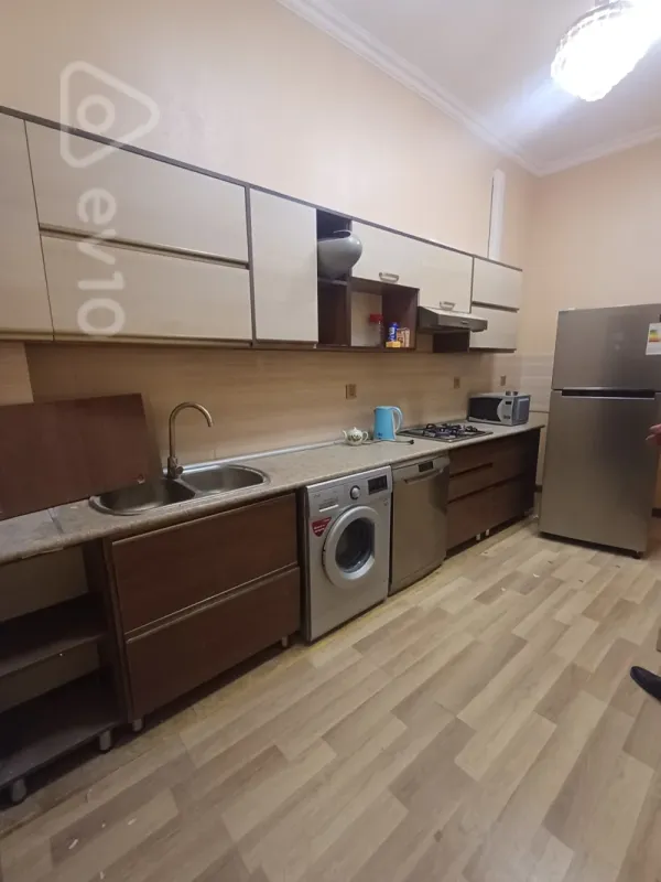 Kirayə verilir 3 otaqlı köhnə tikili 150 m²
