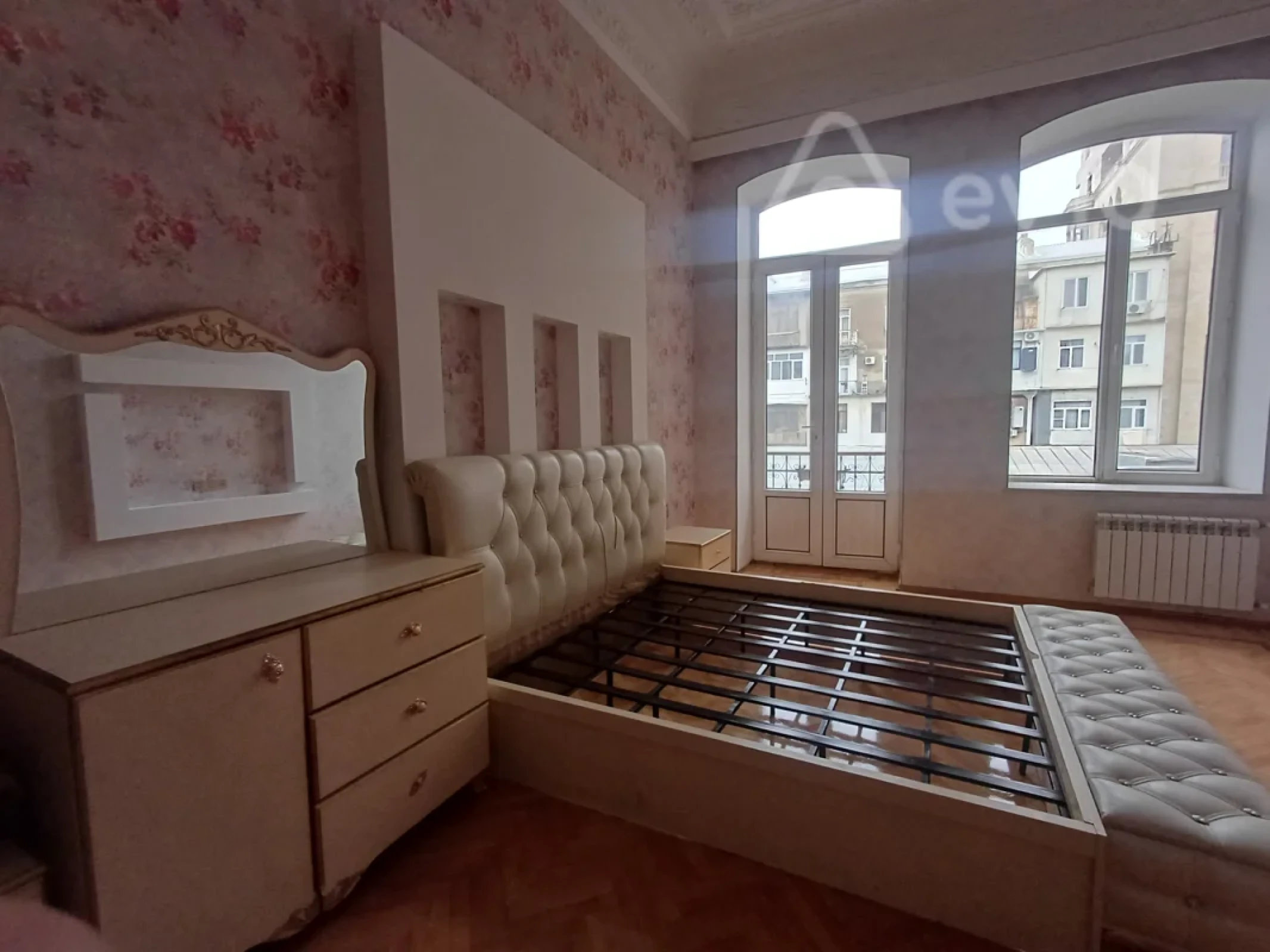 Kirayə verilir 3 otaqlı köhnə tikili 150 m²