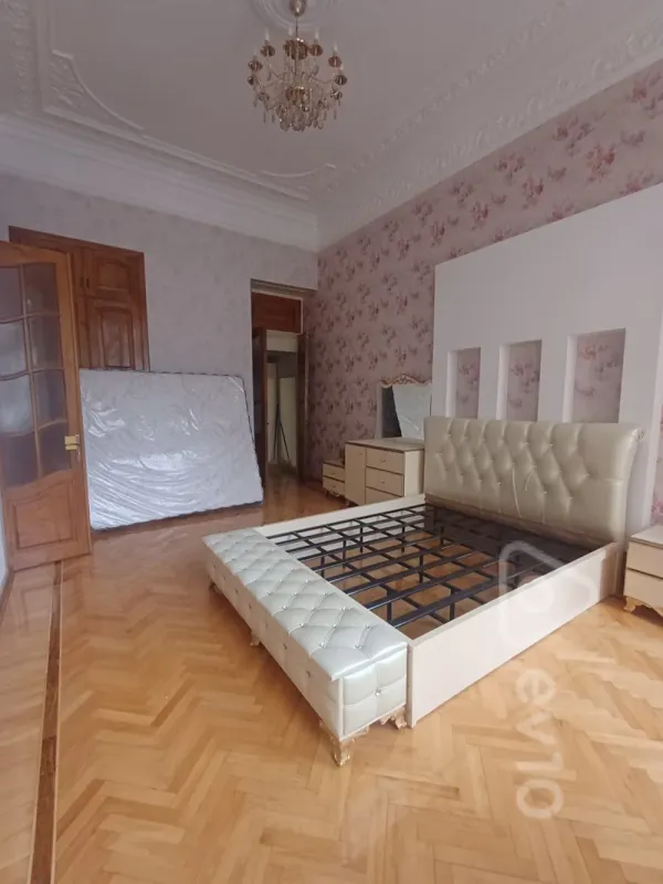 Kirayə verilir 3 otaqlı köhnə tikili 150 m²