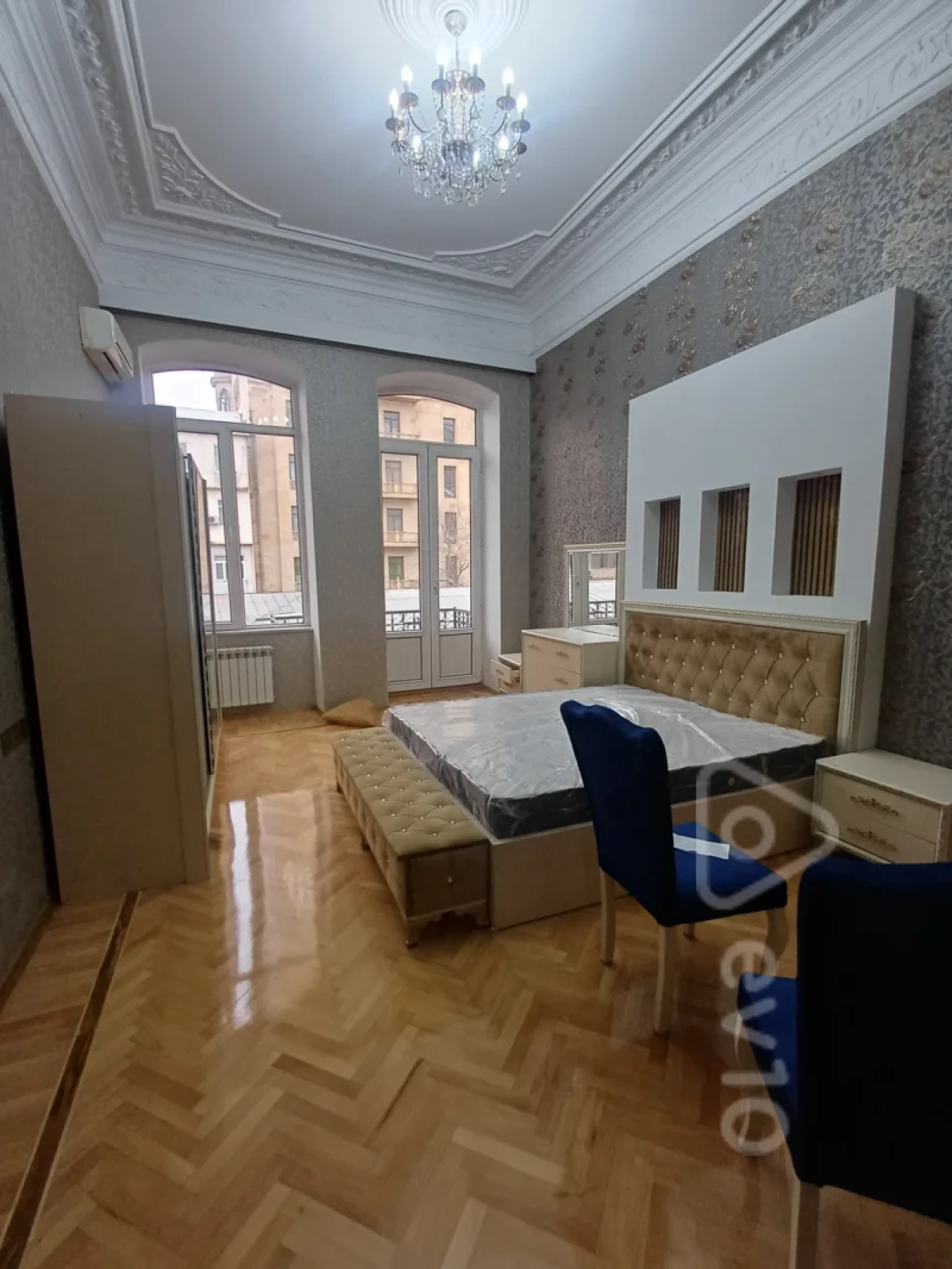 Kirayə verilir 3 otaqlı köhnə tikili 150 m²