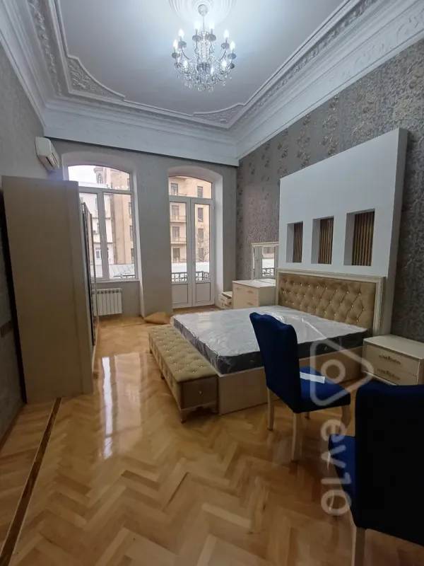 Kirayə verilir 3 otaqlı köhnə tikili 150 m²