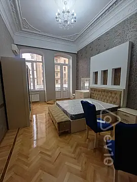 Kirayə verilir 3 otaqlı köhnə tikili 150 m²