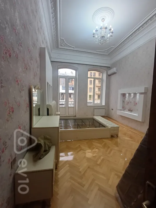 Kirayə verilir 3 otaqlı köhnə tikili 150 m²