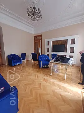 Kirayə verilir 3 otaqlı köhnə tikili 150 m²