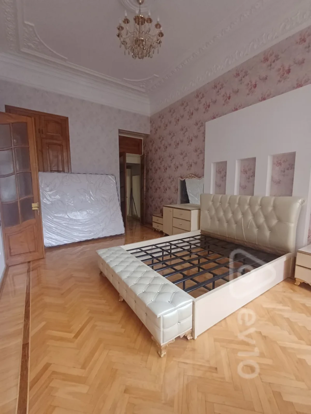 Kirayə verilir 3 otaqlı köhnə tikili 150 m²