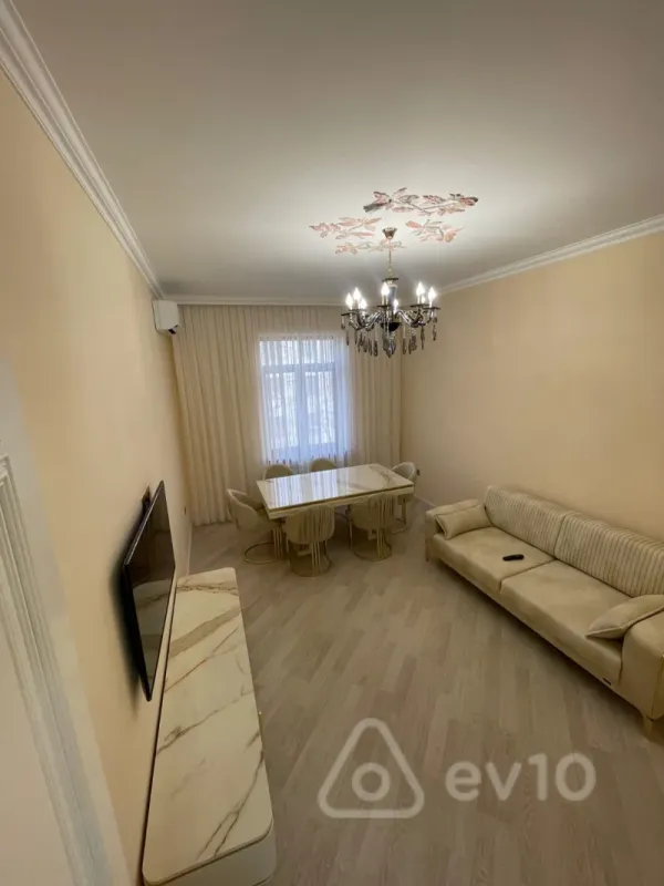 Kirayə verilir 3 otaqlı köhnə tikili 85 m²