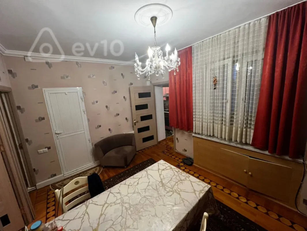 Satılır 3 otaqlı köhnə tikili 100 m²