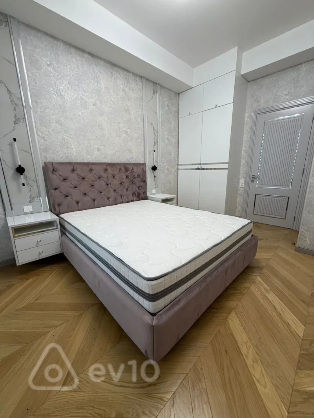 Kirayə verilir 3 otaqlı yeni tikili 180 m²