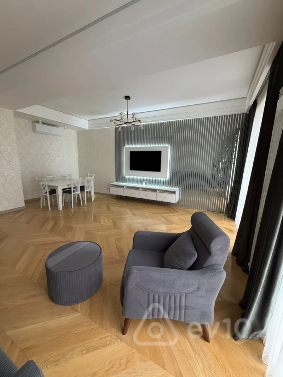 Kirayə verilir 3 otaqlı yeni tikili 180 m²
