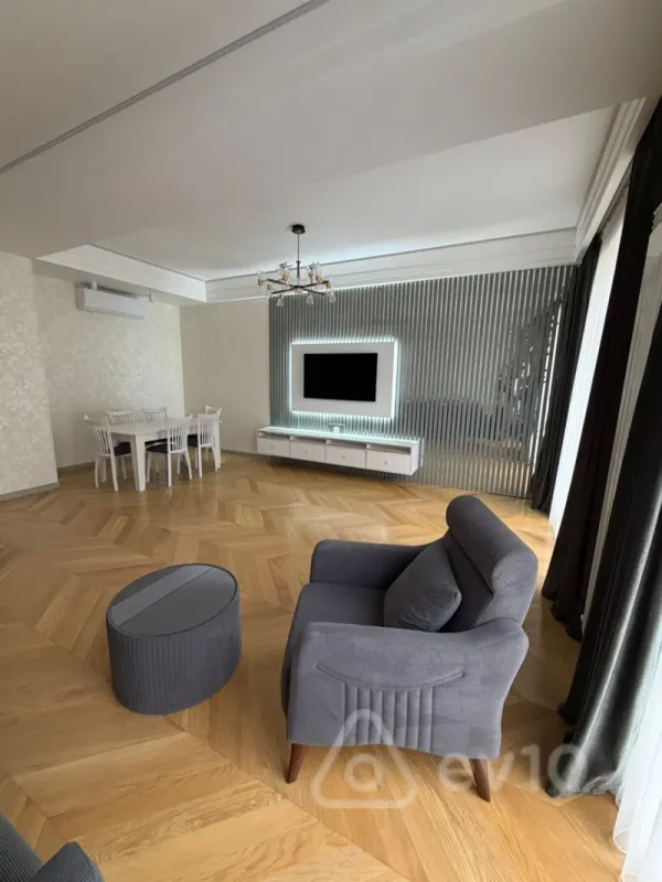 Kirayə verilir 3 otaqlı yeni tikili 180 m²