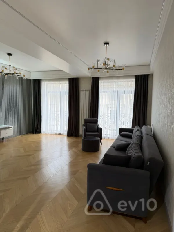 Kirayə verilir 3 otaqlı yeni tikili 180 m²
