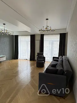 Kirayə verilir 3 otaqlı yeni tikili 180 m²