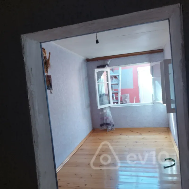 Kirayə verilir 3 otaqlı köhnə tikili 5 m²